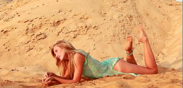 Hot babe plays with sand